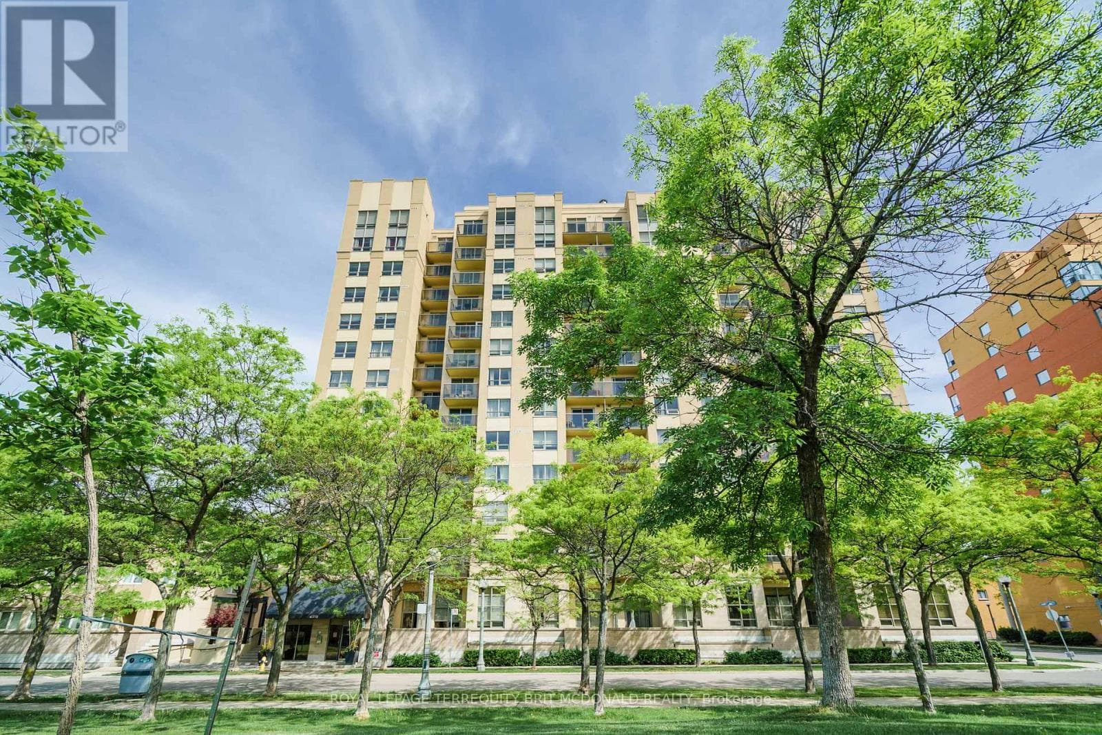 Apartment – 1101 - 4 ELSINORE PATH, Toronto – photo 1