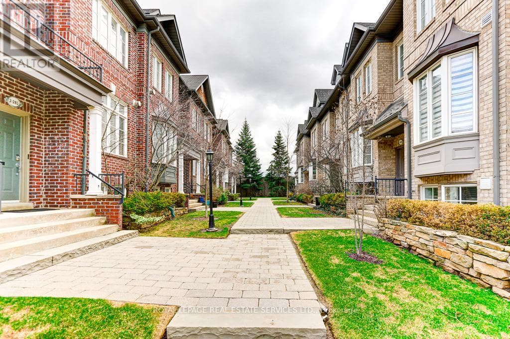 Row / Townhouse – #8 - 245 VAN DUSEN BOULEVARD, Toronto – photo 1