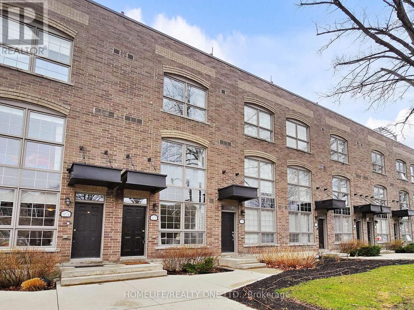 Row / Townhouse – 1076 LANSDOWNE AVENUE, Toronto – photo 1