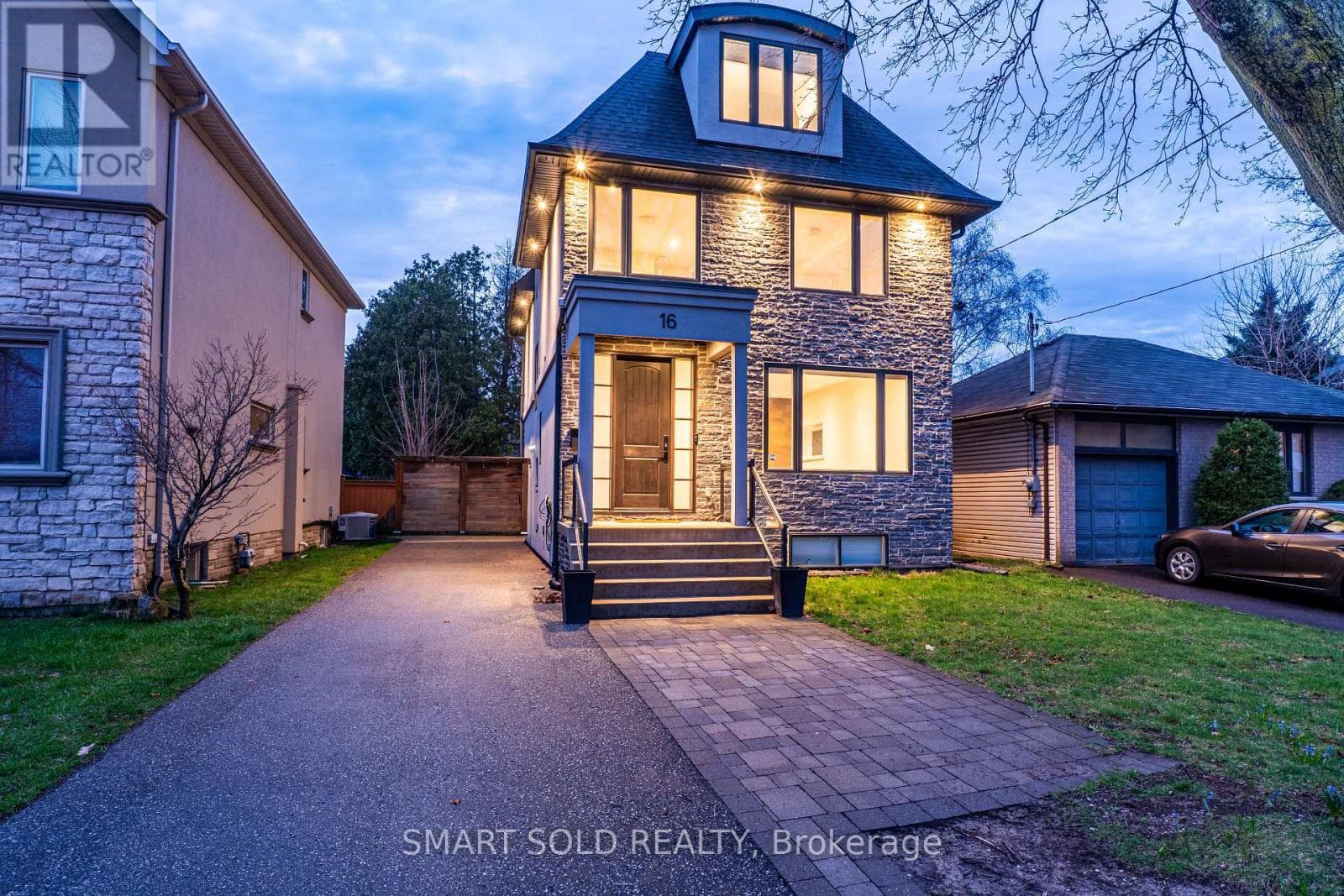 House – UPPER - 16 ENFIELD AVENUE, Toronto – photo 1