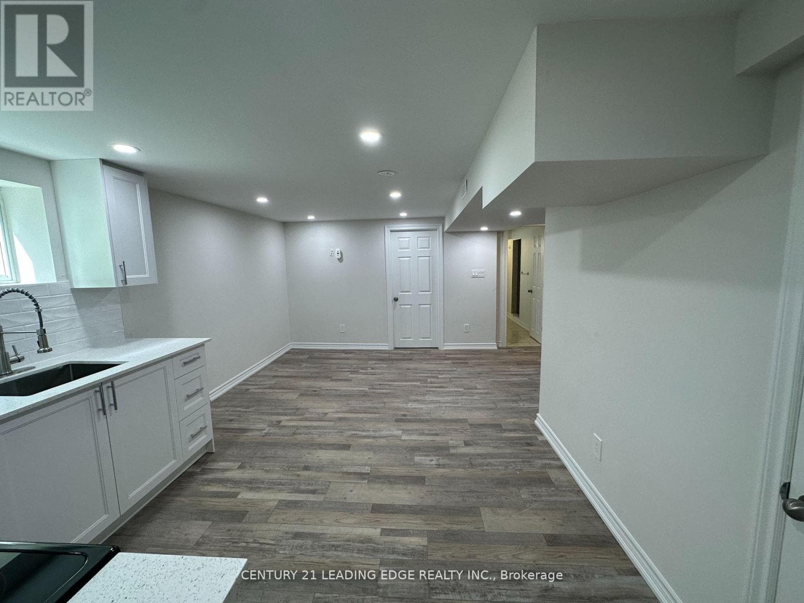 House – BSMT - 11 WHITE ABBEY PARK, Toronto – photo 1