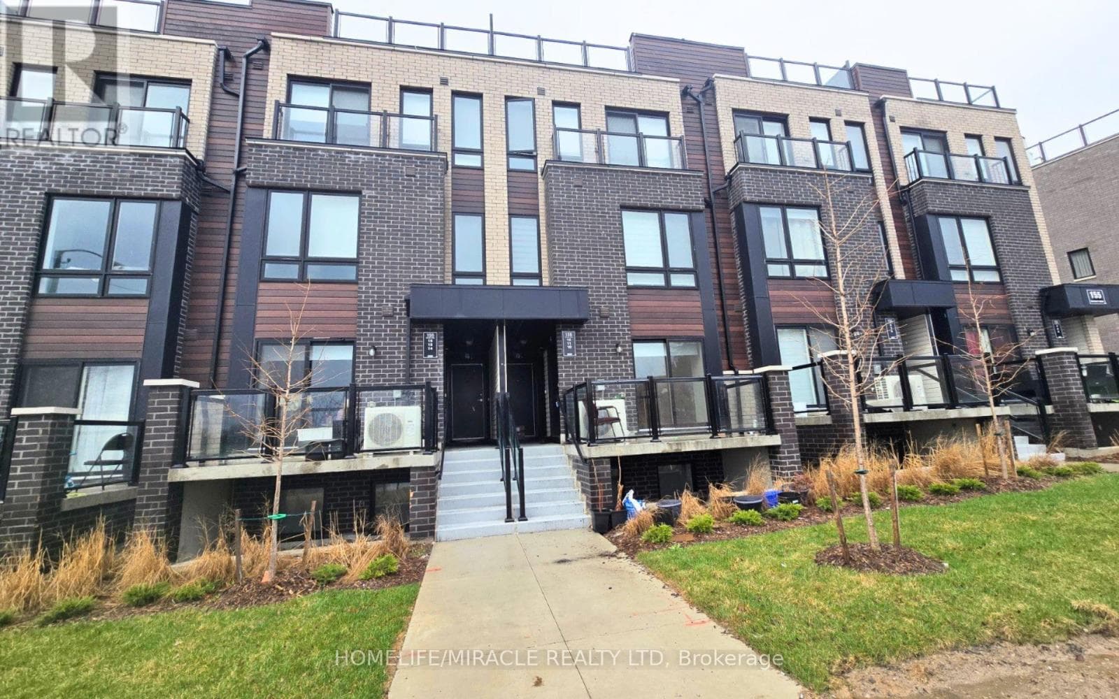 Row / Townhouse – 10 - 155 TAPSCOTT ROAD, Toronto – photo 1