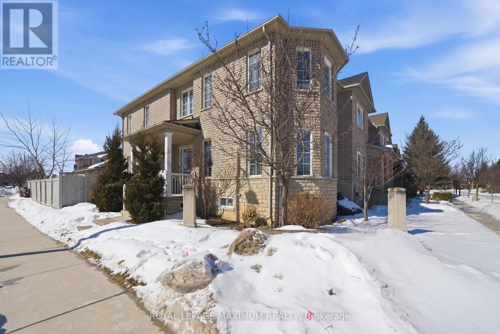 Row / Townhouse – 2 CASTLE PARK BOULEVARD, Vaughan – photo 1