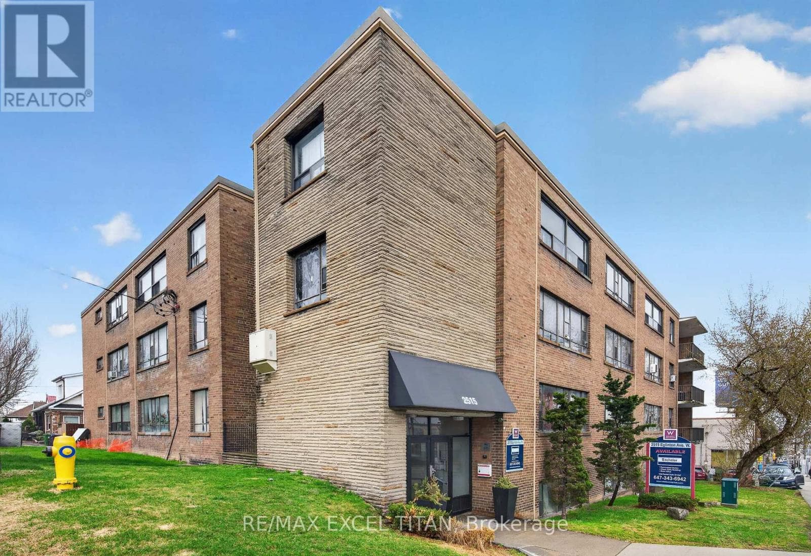 Apartment – 302 - 2515 EGLINTON AVENUE W, Toronto – photo 1