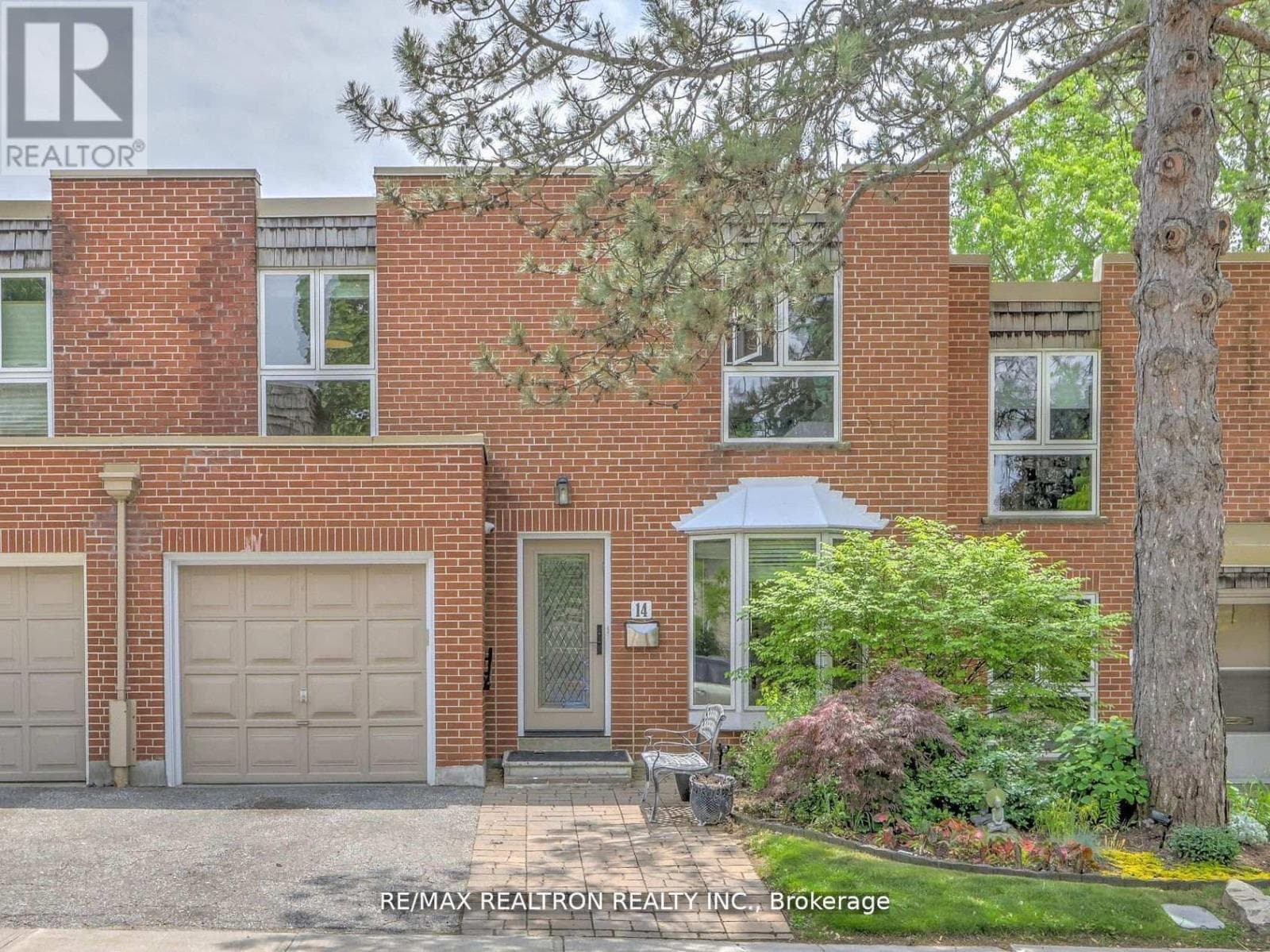 Row / Townhouse – 14 ANVIL MILLWAY, Toronto – photo 1