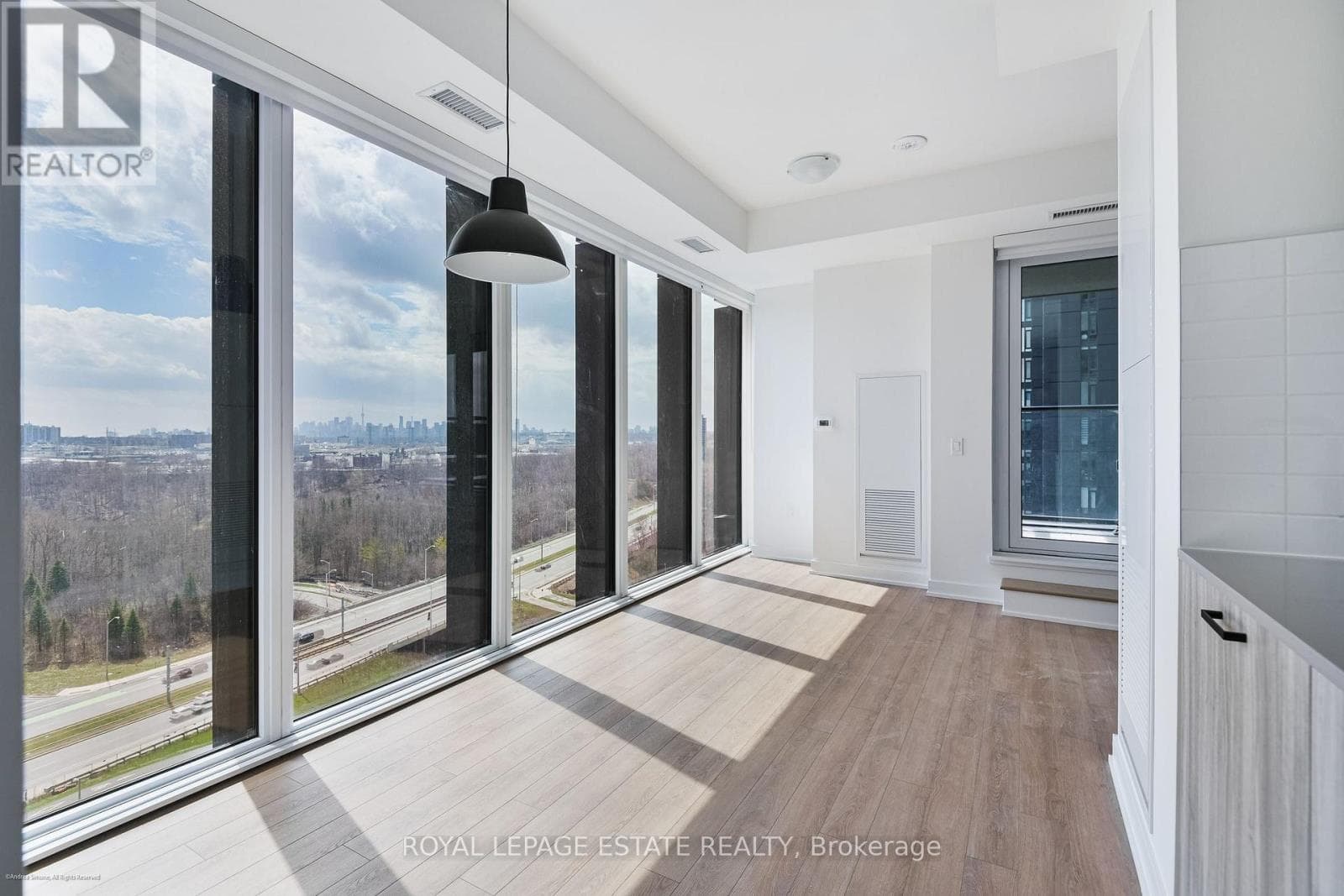 Apartment – #1011 - 5 QUARRINGTON LANE LANE, Toronto – photo 1