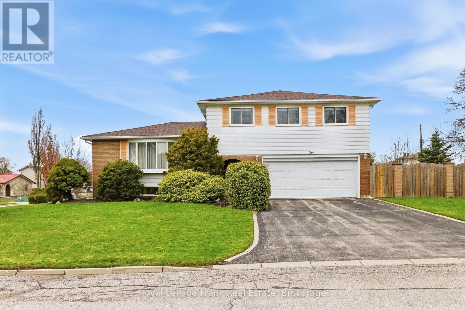 House – 2 CALLEN COURT, Ajax – photo 1