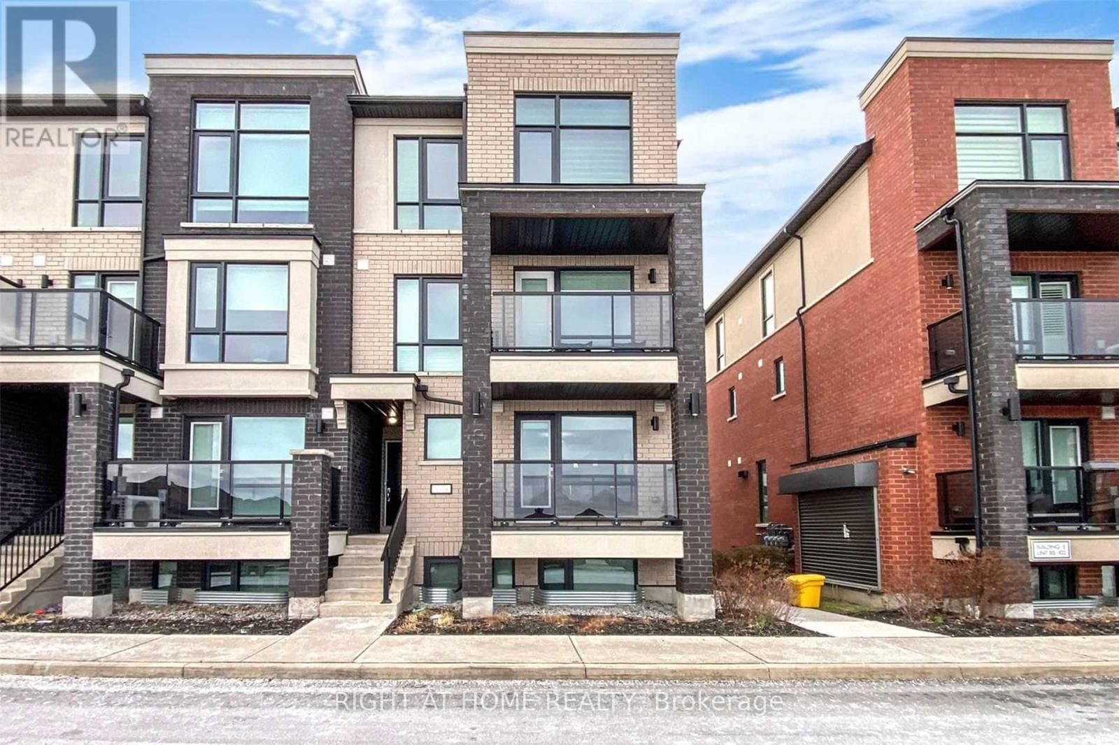 Row / Townhouse – 82 - 100 DUFAY ROAD, Brampton – photo 1