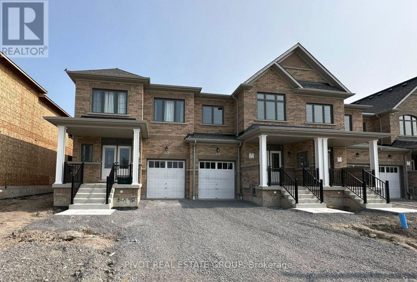 Row / Townhouse – 16 LITTLEWOOD DRIVE, Whitby – photo 1