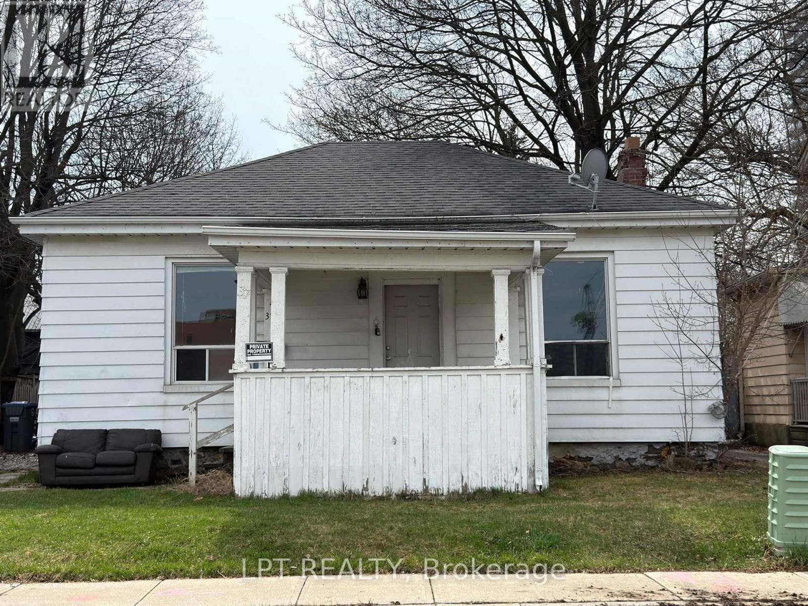 House – 37 ELIZABETH STREET N, Brampton – photo 1