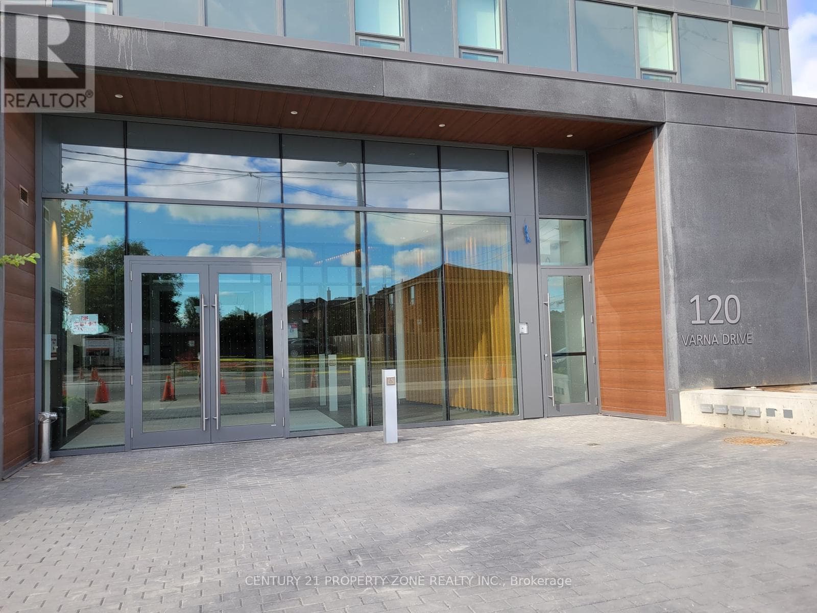 Apartment – 820 - 120 VARNA DRIVE, Toronto – photo 1