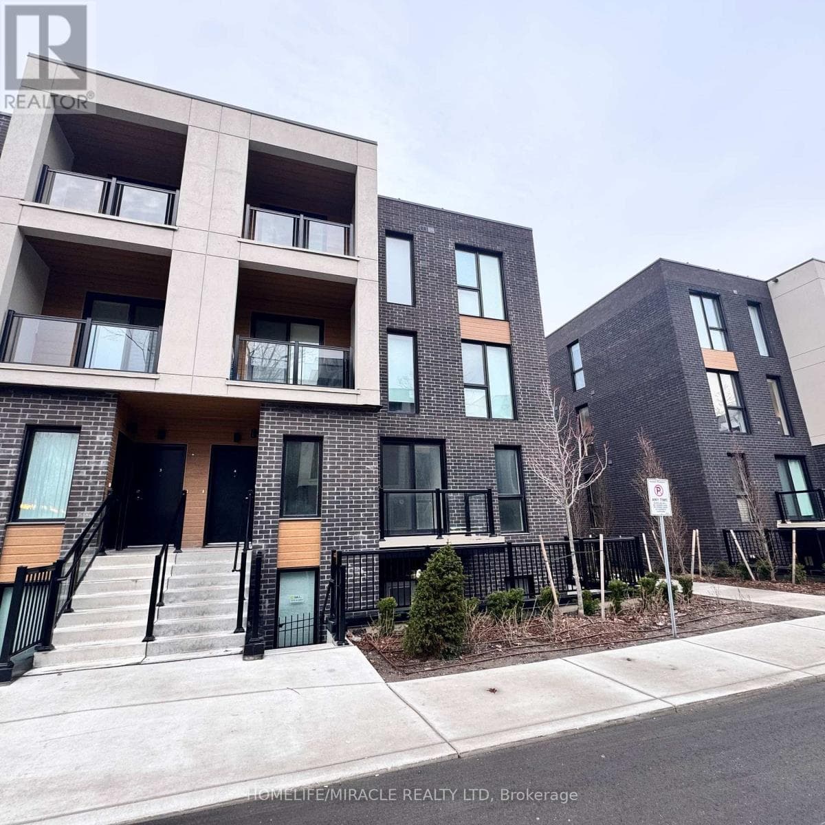 Row / Townhouse – 4 - 176 CLONMORE DRIVE, Toronto – photo 1