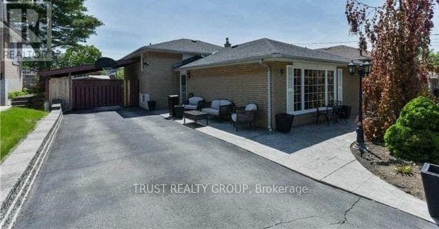 House – 9 DEL RIA DRIVE, Toronto – photo 1