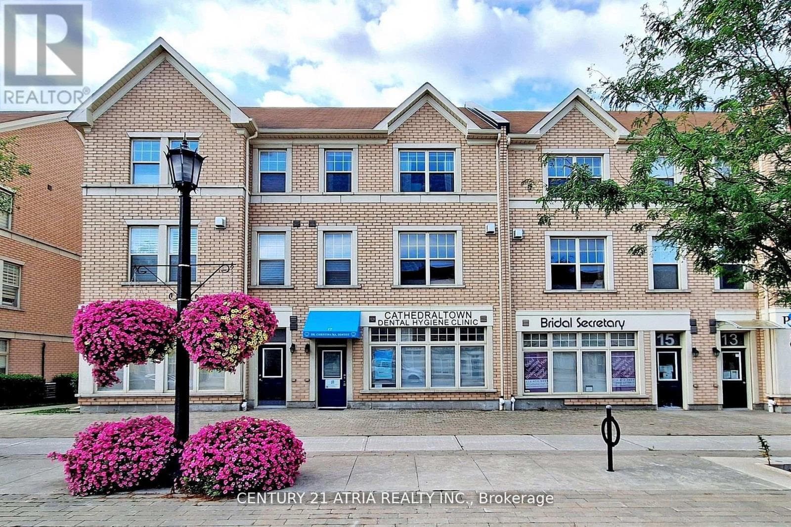 Row / Townhouse – 17 CATHEDRAL HIGH STREET, Markham