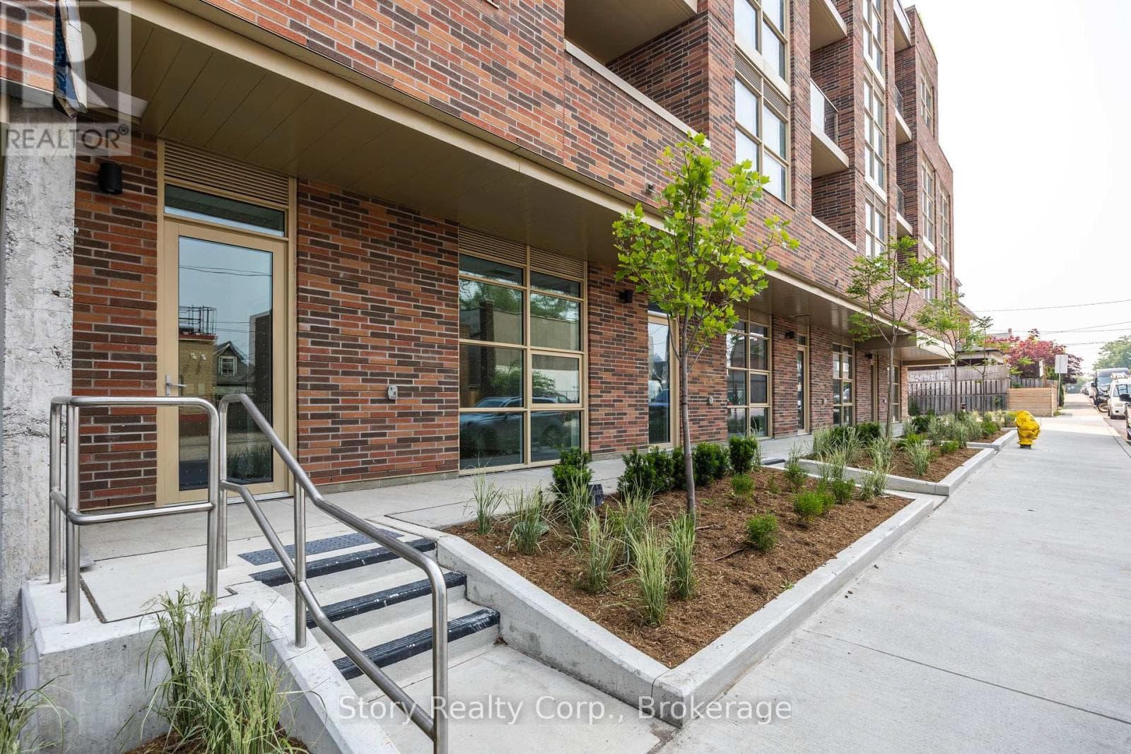 Row / Townhouse – 108 - 119 FORD STREET, Toronto – photo 1