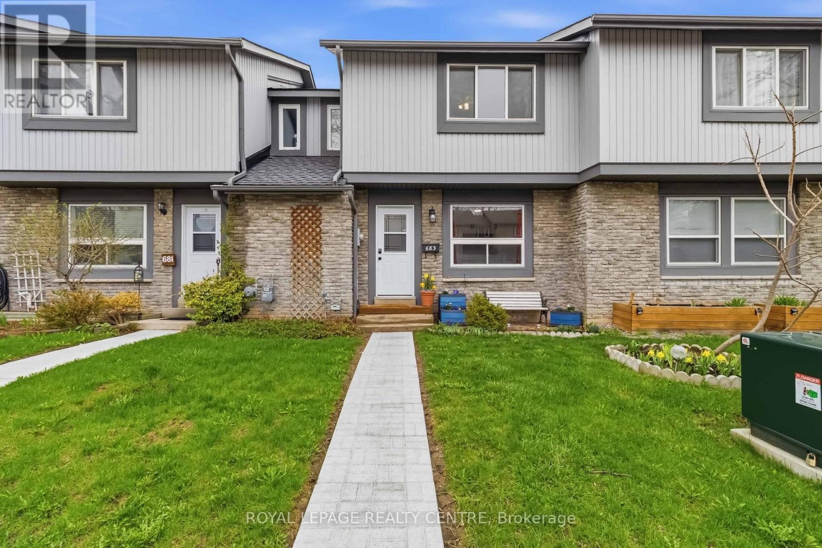 Row / Townhouse – 683 WOODWARD AVENUE, Milton – photo 1