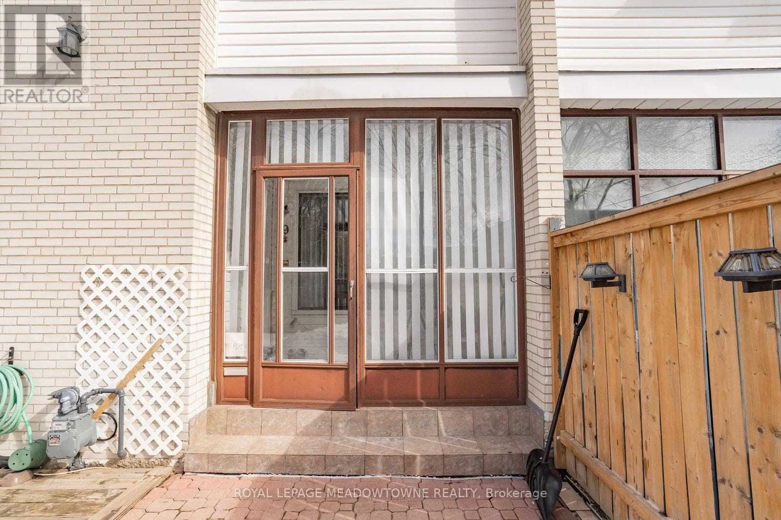 Row / Townhouse – 19 - 61 ARDGLEN DRIVE, Brampton – photo 1