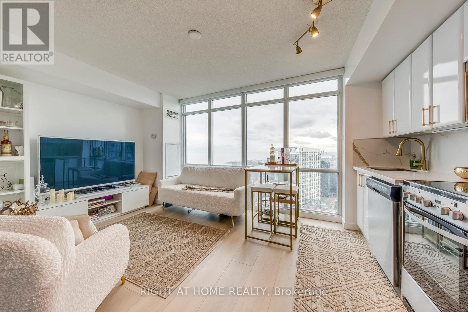 Apartment – 4816 - 11 BRUNEL COURT, Toronto – photo 1