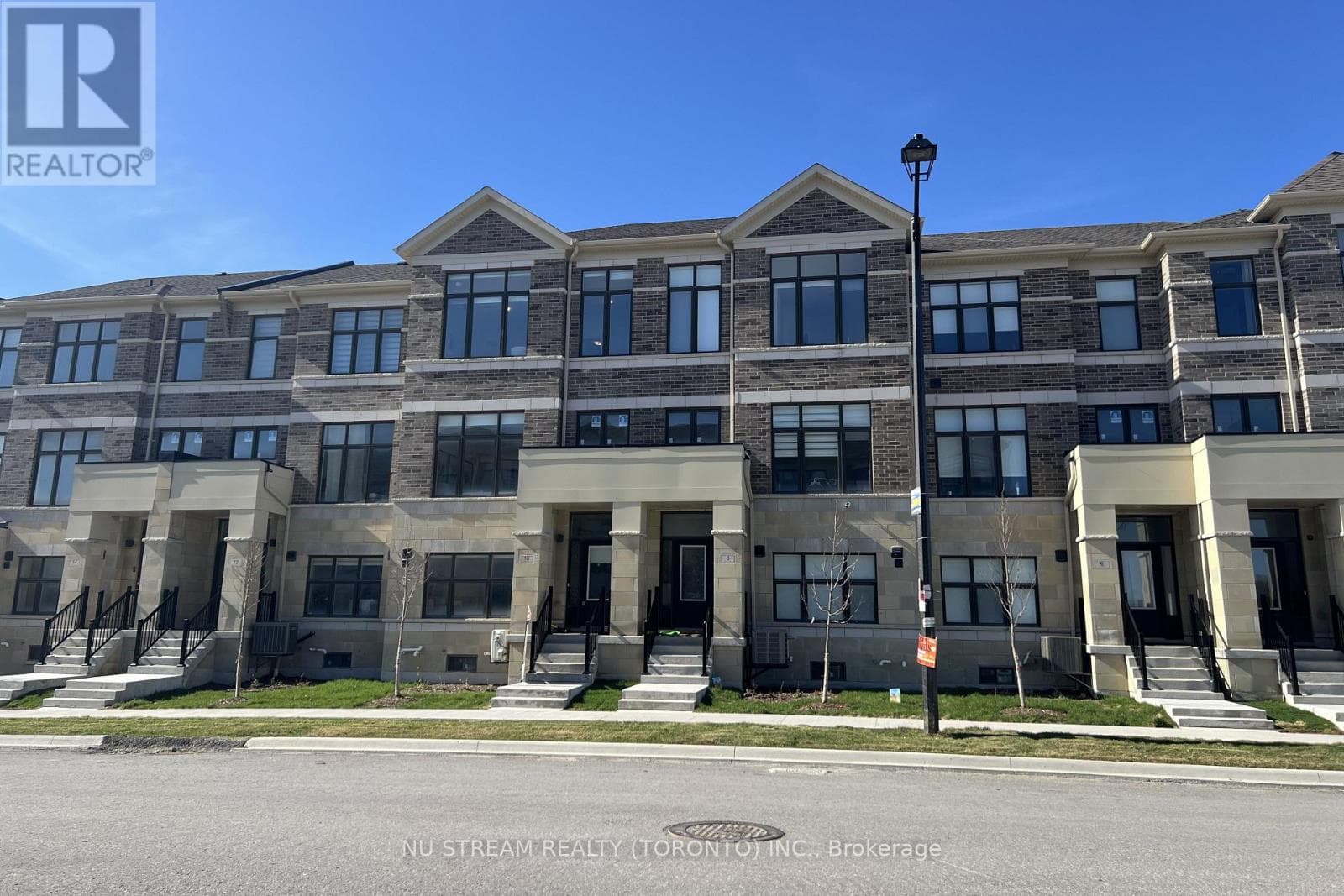 Row / Townhouse – MAIN+BASEMENT - 7 RUSSELL WICE AVENUE, Richmond Hill – photo 1