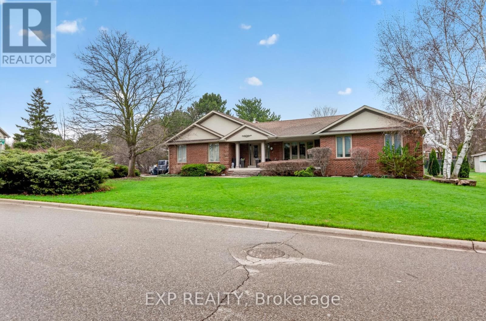 House – 124 ELLIS AVENUE, King – photo 1