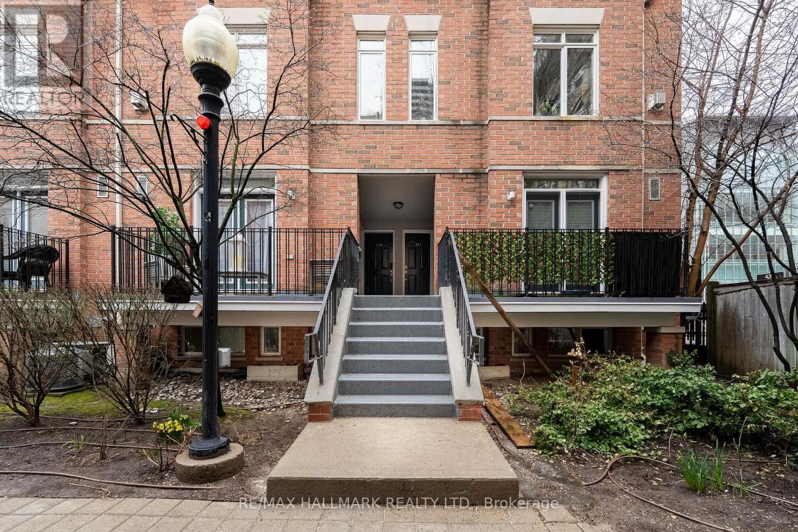 Row / Townhouse – 214 - 415 JARVIS STREET, Toronto – photo 1